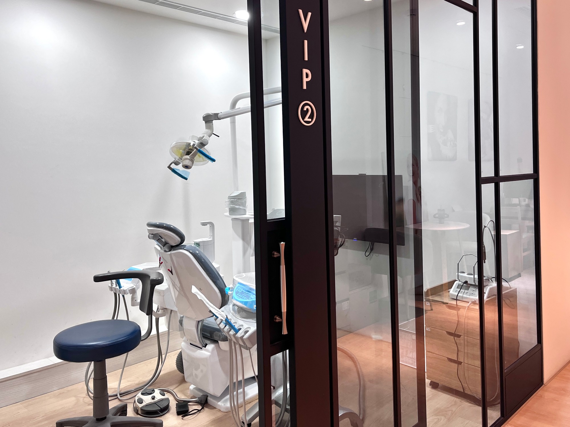 新豐祥晉牙醫 獨立 VIP 診間實景 診療椅與玻璃隔間
